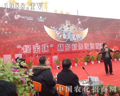 追求夢想的人在菏澤農資交易會上動人的表演