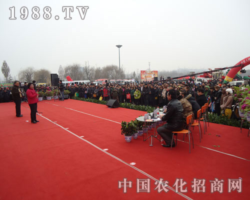 山東菏澤農(nóng)資交易會(huì)上，評(píng)委們認(rèn)真的點(diǎn)評(píng)