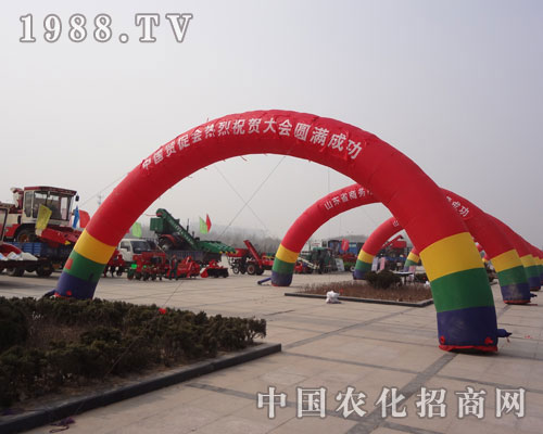 菏澤農(nóng)資交易會外場的一角。