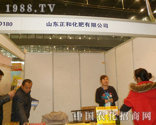 山東正和工作人員耐心向前來咨詢的人員解答