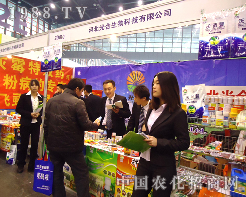 河北光合生物工作人員熱情工作，引多人駐足