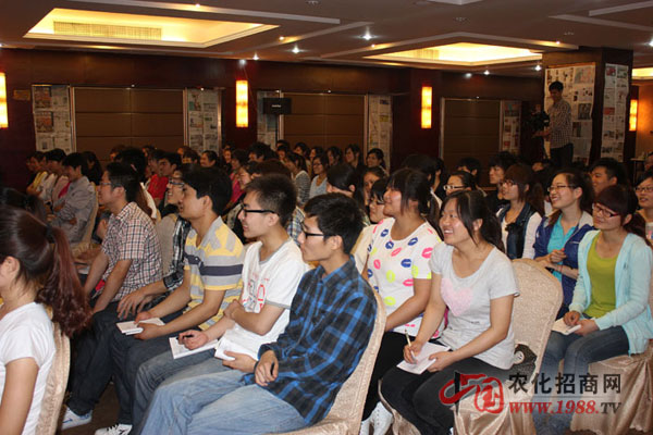 “超人之路”-認(rèn)真聽(tīng)課的同事們