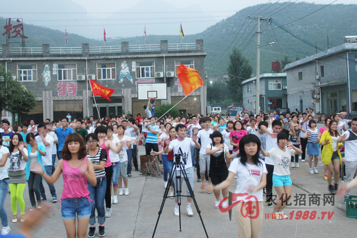 公司舉辦的篝火晚會(huì)