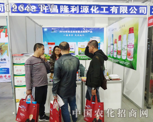 第7屆長春肥料會上顧客絡繹不絕的參觀了隆力源化工的產(chǎn)品