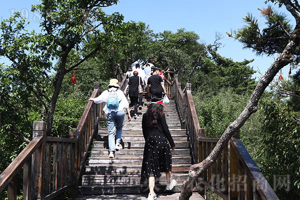 һ���ˣ�һ�l�ģ�һ��������һ��ǰ�M��